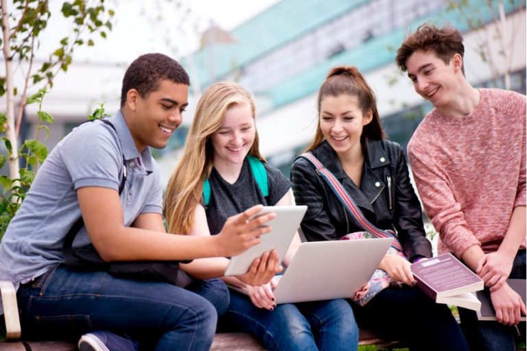 Du học Anh năm 2025 có gì nổi bật? Đại học hàng đầu, khóa học, kỳ tuyển sinh, học bổng và cơ hội việc làm